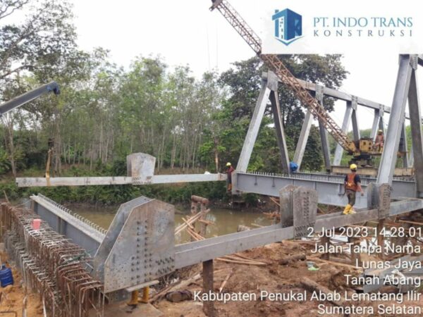 Erection jembatan rangka B50 Erection jembatan rangka B50